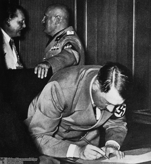 Hitler unterzeichnet das Münchener Abkommen (30. September 1938)